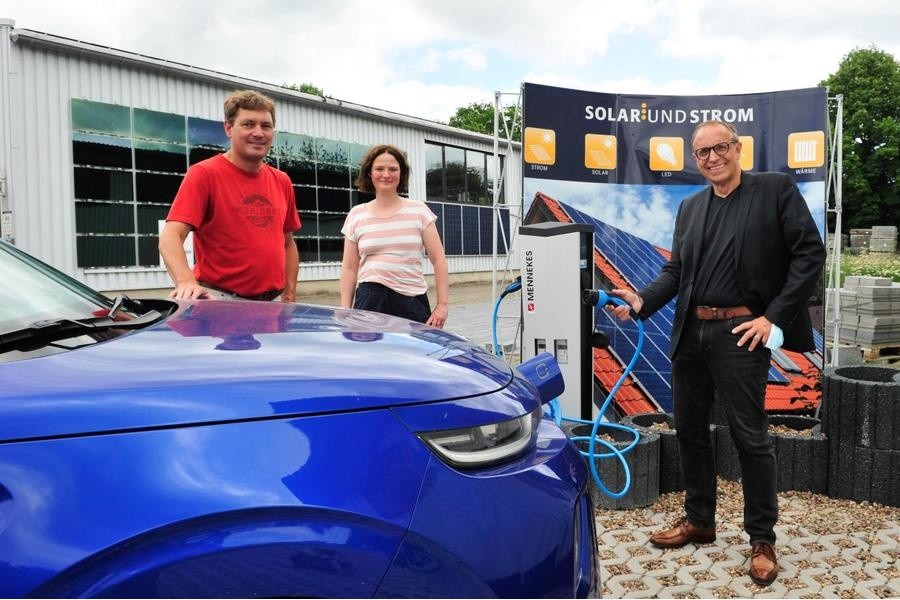 Geschäftsführer Andreas Poggmeyer (v.l.), Rödinghausens Klimaschutz-Managerin Dr, Sarah Sierig und Bürgermeister Siegfried Lux haben eine der Ladesäulen ausprobiert. / ©Gemeinde Rödinghausen