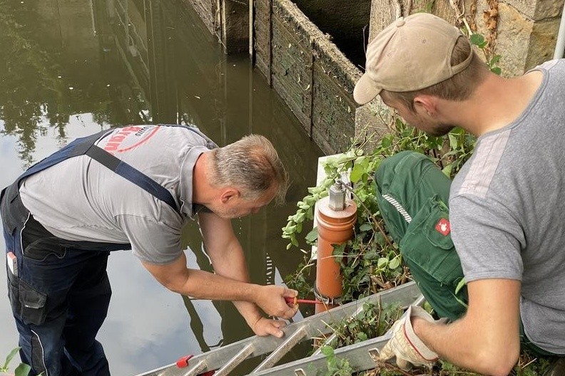 Der Hochwassermeldegeber wird vom Wall entfernt und an die gegenüberliegende Mauer gesetzt. / ©Stadt Herford