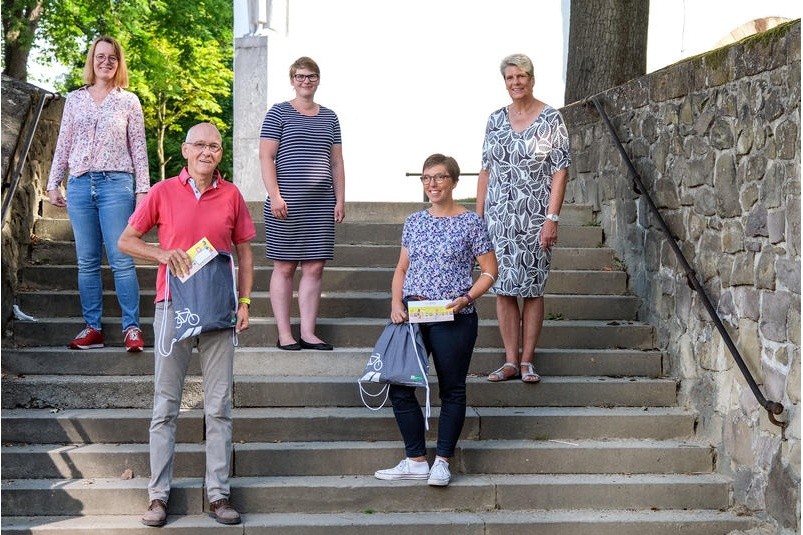 Das Bild zeigt von links nach rechts: Miriam Dröge vom Stadtmarketing, Gewinner Reinhard Nack, Bündes Mobilitätsbeauftragte Annette Kühn, Gewinnerin Simone Kraske und Bürgermeisterin Susanne Rutenkrög