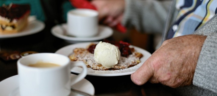 Waffel mit Kirschen und Eis