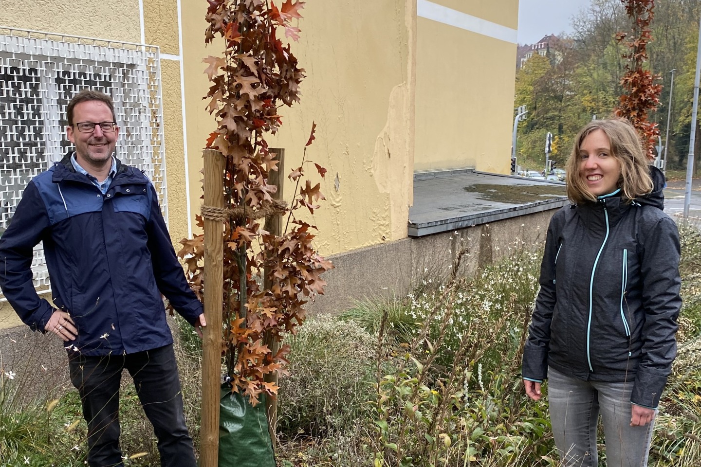 Ralf von der Marwitz (links) und die Umweltbeauftragte Ronja Post (rechts) an einem Blühstreifen im Kreuzungsbereich Mindener Straße/Burgstraße