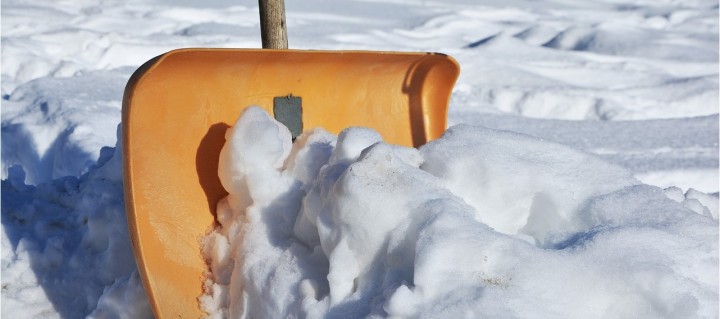 Schneeschaufel im Schnee